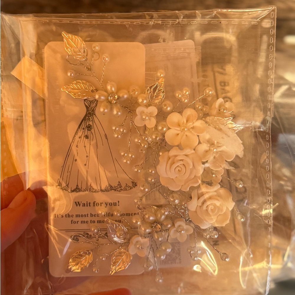 Elegant White Floral Hair Accessory